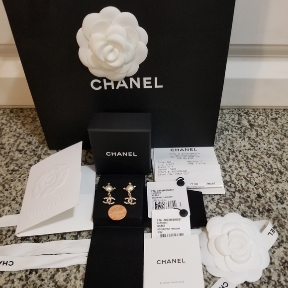 SOLD!!! Pearl & CC charms Gold Tone Earnings - Picture 7 of 9